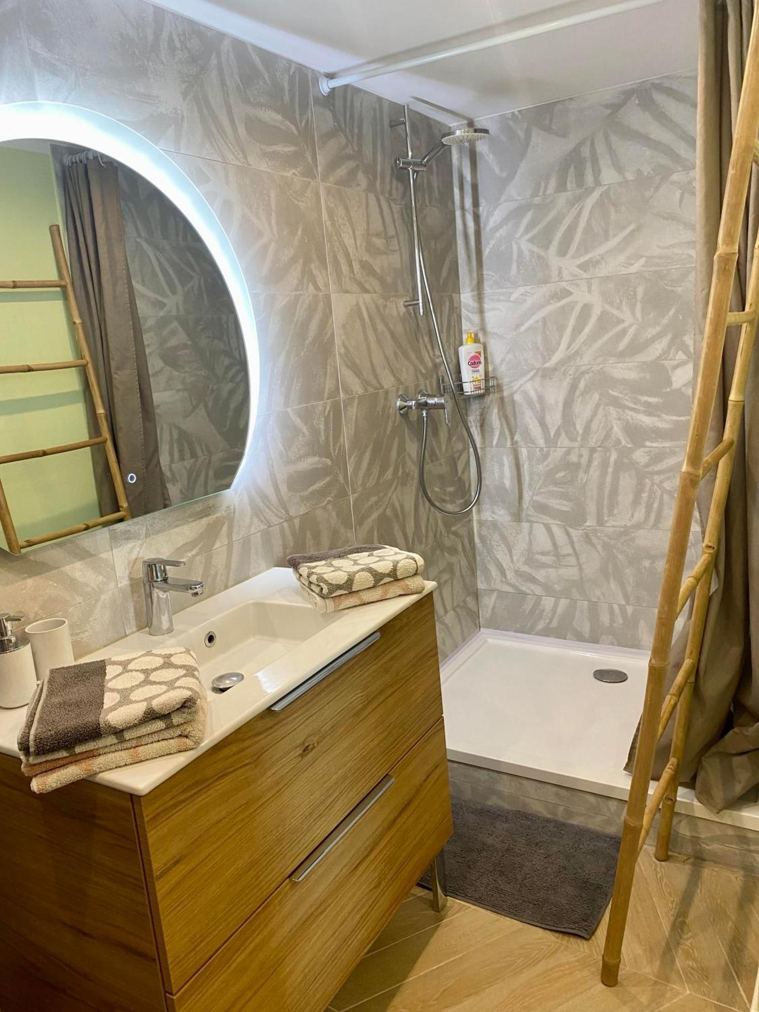 Spacieux Duplex, Vue Mer Et Belle Terrasse Hyeres Bagian luar foto